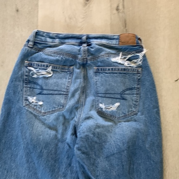 American Eagle Strigid Mom Jeans, Distressed, High Waisted, medium Wash Size‎ 4 - Picture 11 of 12